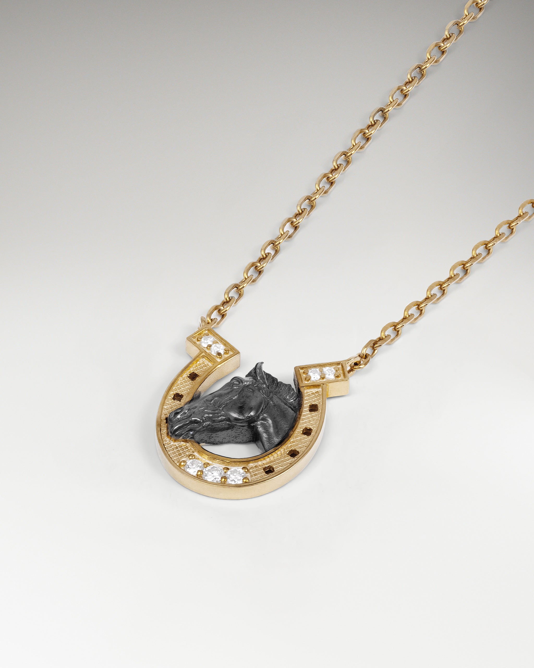 Colgante con escultura de herradura en plata de ley con moissanita