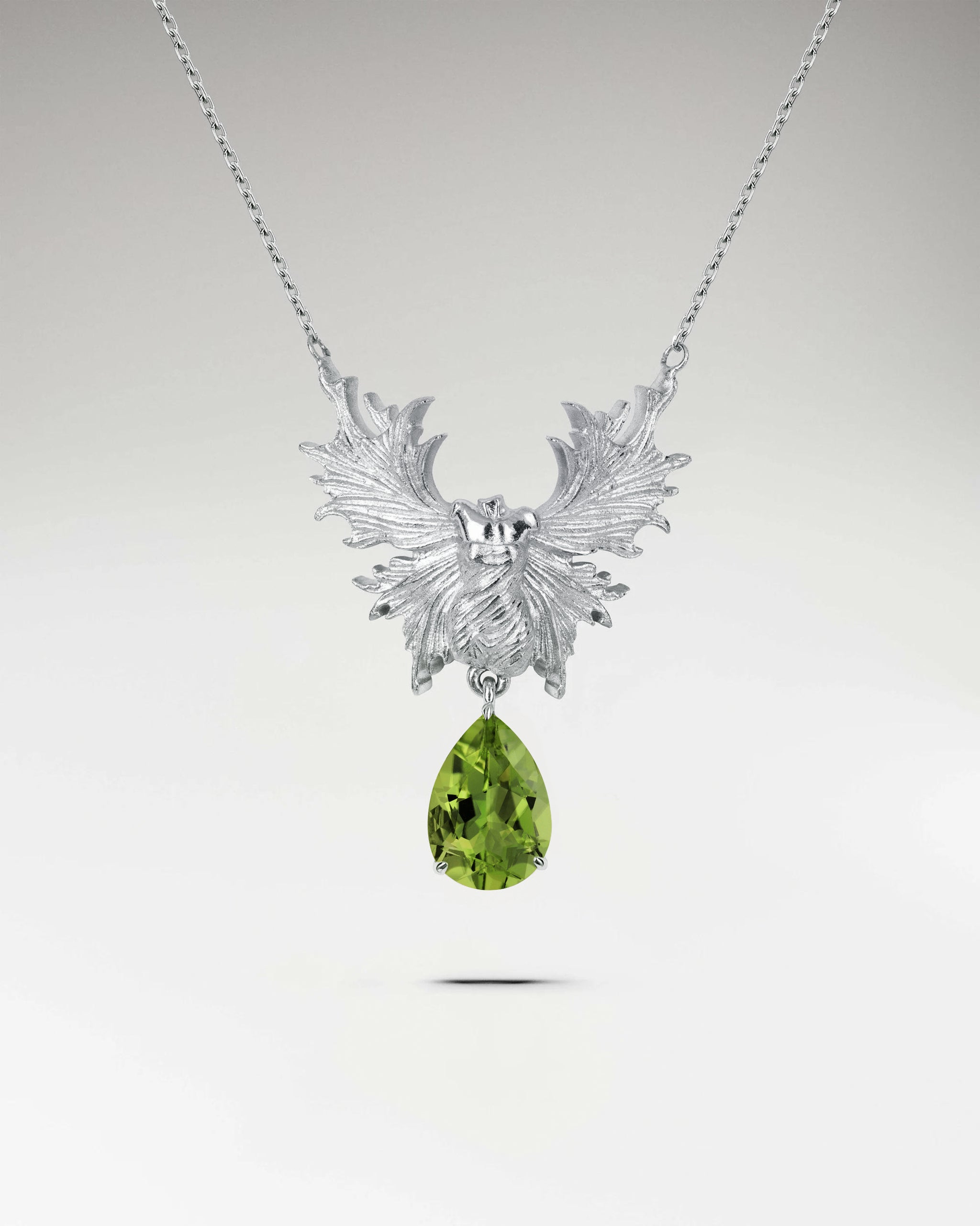 ブルートパーズ付きスターリングシルバーのガーディアンエンジェルネックレス