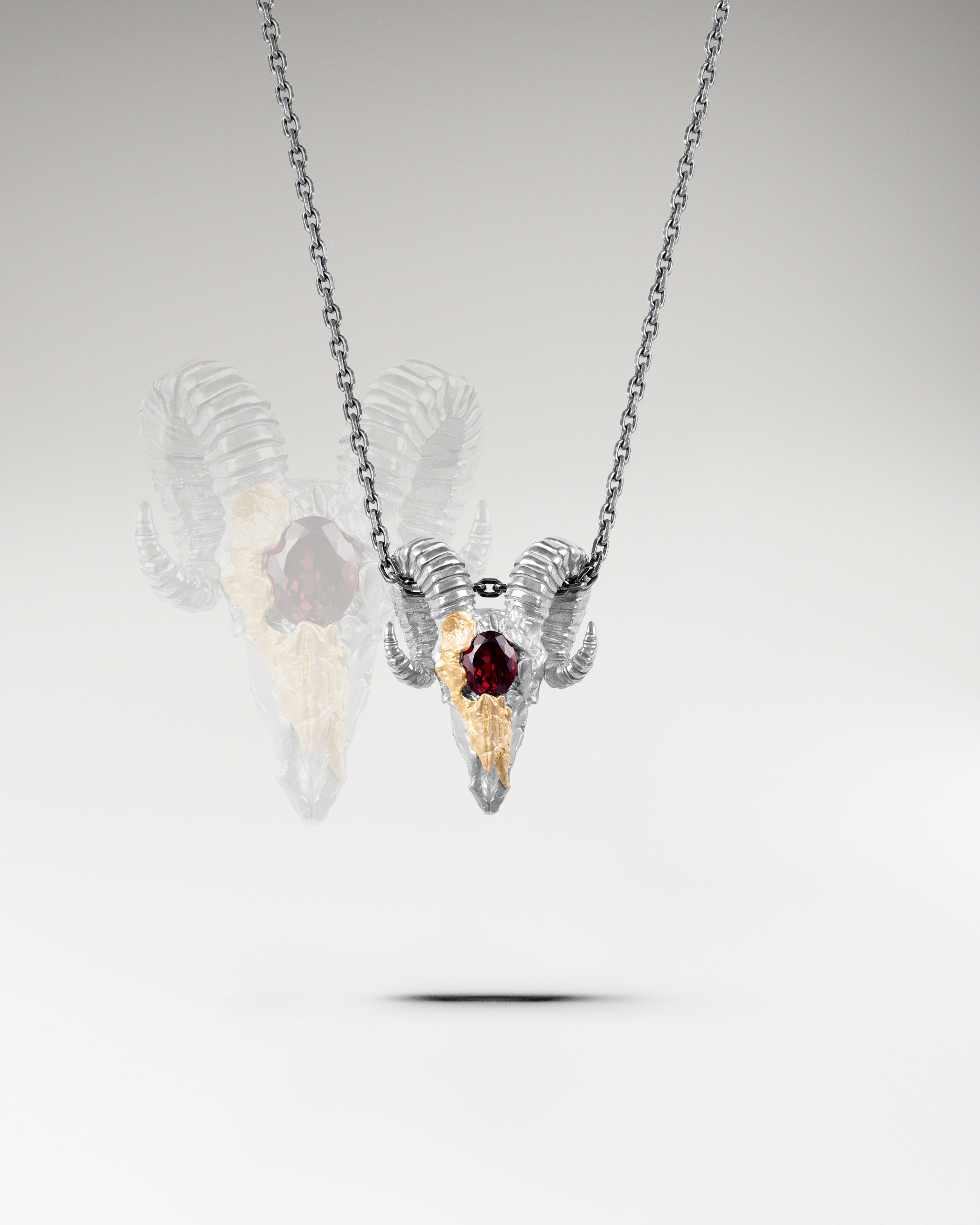 Collana pendente mini Cuore del montone in argento sterling con granato